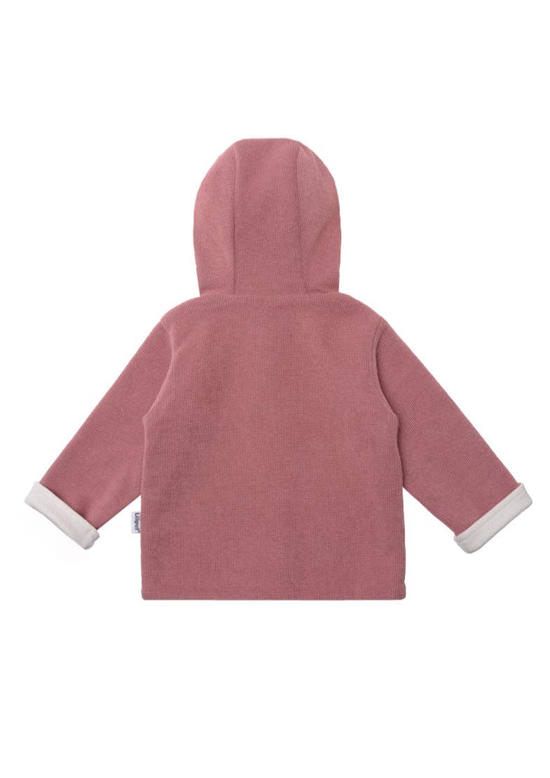 Ribgebreid vest in rozenhout