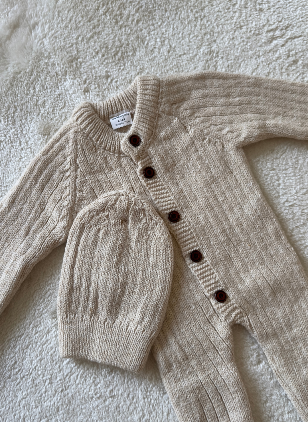 Gebreide babyromper met muts en sokken Senn